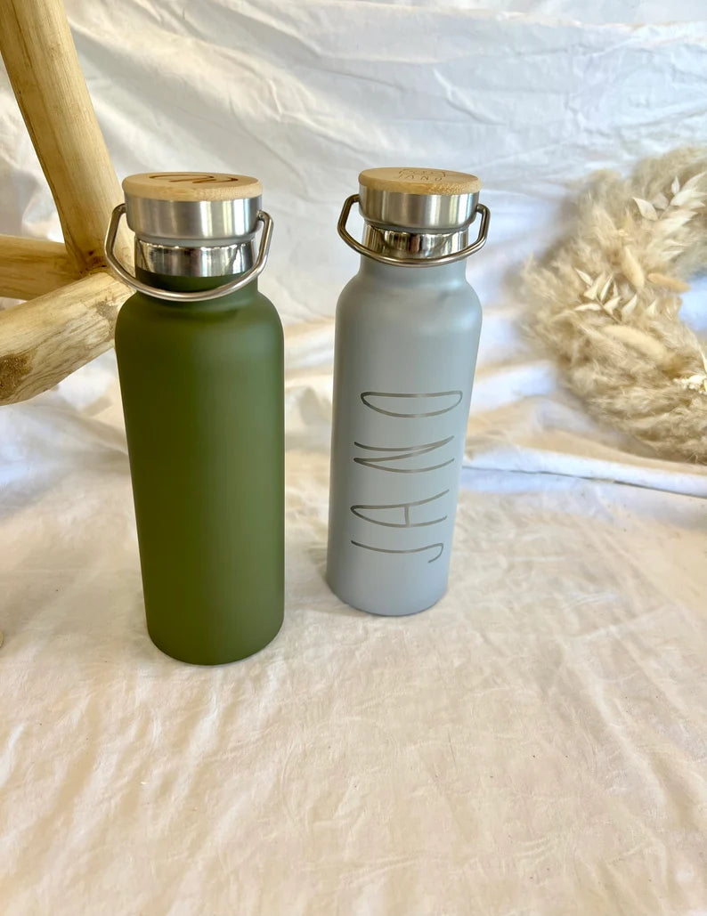 Trinkflasche Edelstahl mit Bambusdeckel schwarz, weiß, silber, grau oder olivgrün - Personalisiert